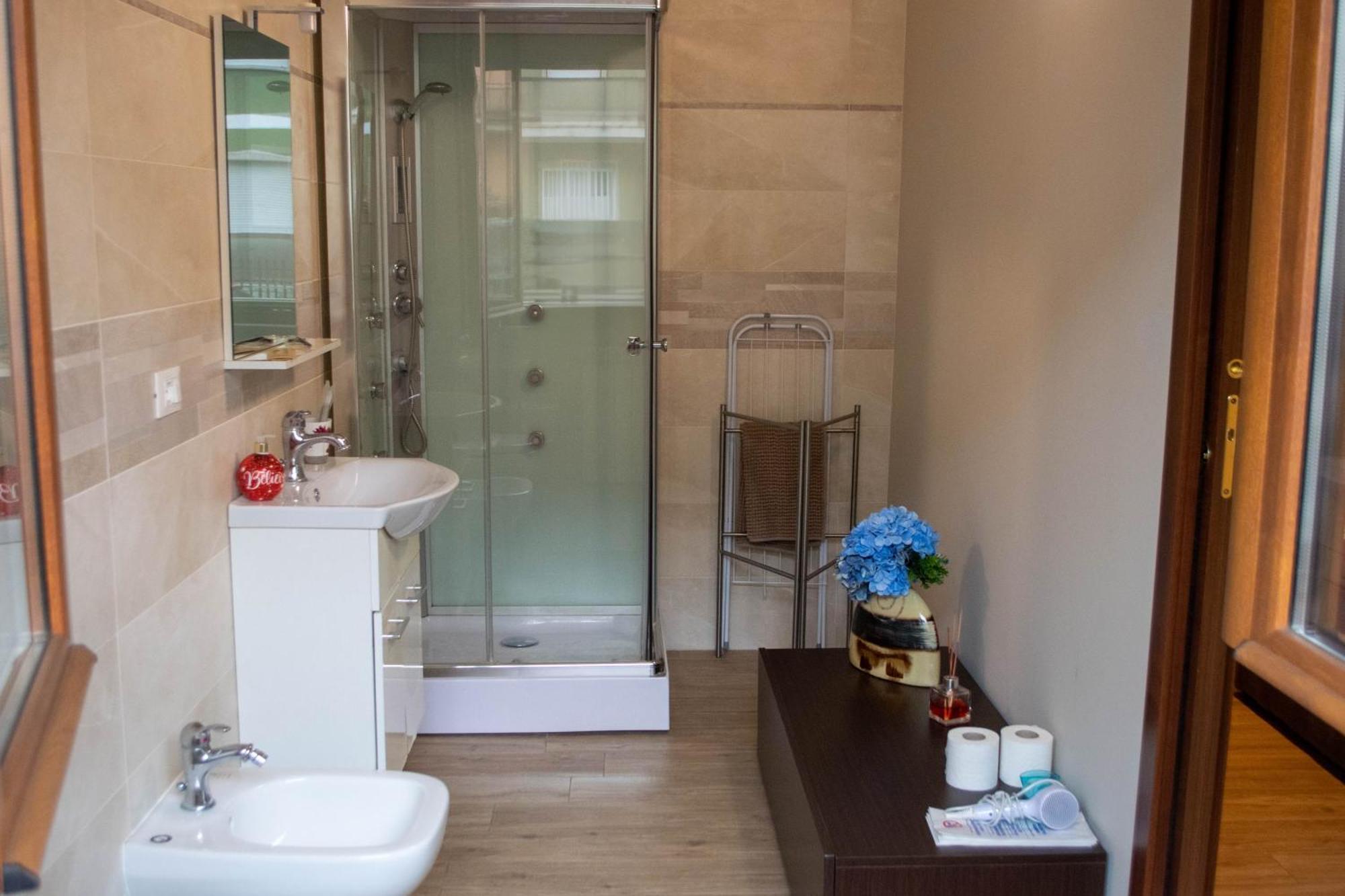 Emmanueli65 Fronte Clinica Per 4 Matrimoniale E Castello Bed & Breakfast Piacenza Luaran gambar